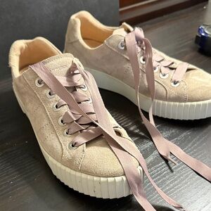 Romica Women's Tan Sneakers